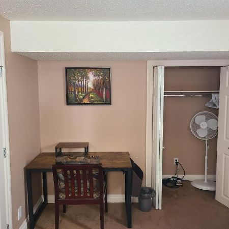 Cozy Home With Comfortable Beds And Fully Equipped Kitchen 15 Mins Drive From Airport, Downtown, Sait And U Of C And 80 Min Drive To Banff YYC Exterior foto