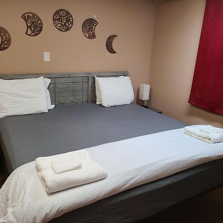 Cozy Home With Comfortable Beds And Fully Equipped Kitchen 15 Mins Drive From Airport, Downtown, Sait And U Of C And 80 Min Drive To Banff YYC Exterior foto
