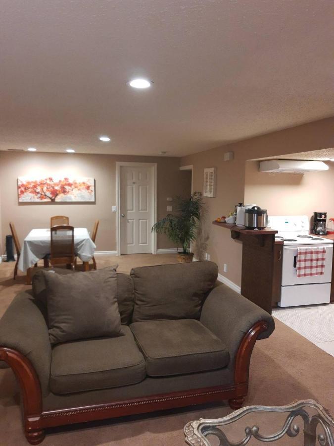 Cozy Home With Comfortable Beds And Fully Equipped Kitchen 15 Mins Drive From Airport, Downtown, Sait And U Of C And 80 Min Drive To Banff YYC Exterior foto
