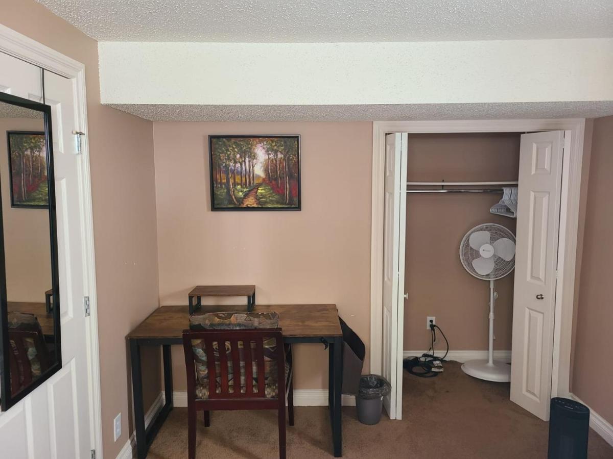Cozy Home With Comfortable Beds And Fully Equipped Kitchen 15 Mins Drive From Airport, Downtown, Sait And U Of C And 80 Min Drive To Banff YYC Exterior foto