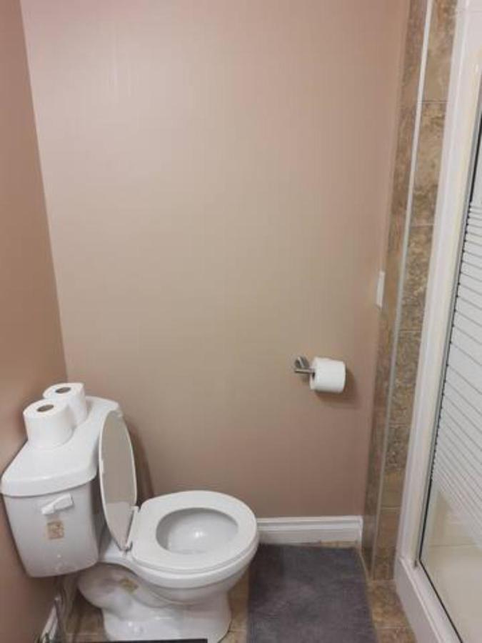Cozy Home With Comfortable Beds And Fully Equipped Kitchen 15 Mins Drive From Airport, Downtown, Sait And U Of C And 80 Min Drive To Banff YYC Exterior foto