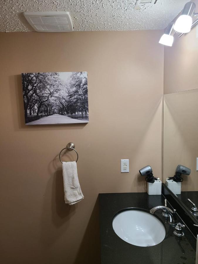 Cozy Home With Comfortable Beds And Fully Equipped Kitchen 15 Mins Drive From Airport, Downtown, Sait And U Of C And 80 Min Drive To Banff YYC Exterior foto