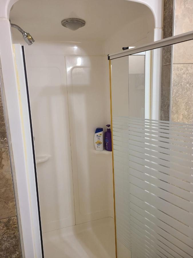 Cozy Home With Comfortable Beds And Fully Equipped Kitchen 15 Mins Drive From Airport, Downtown, Sait And U Of C And 80 Min Drive To Banff YYC Exterior foto