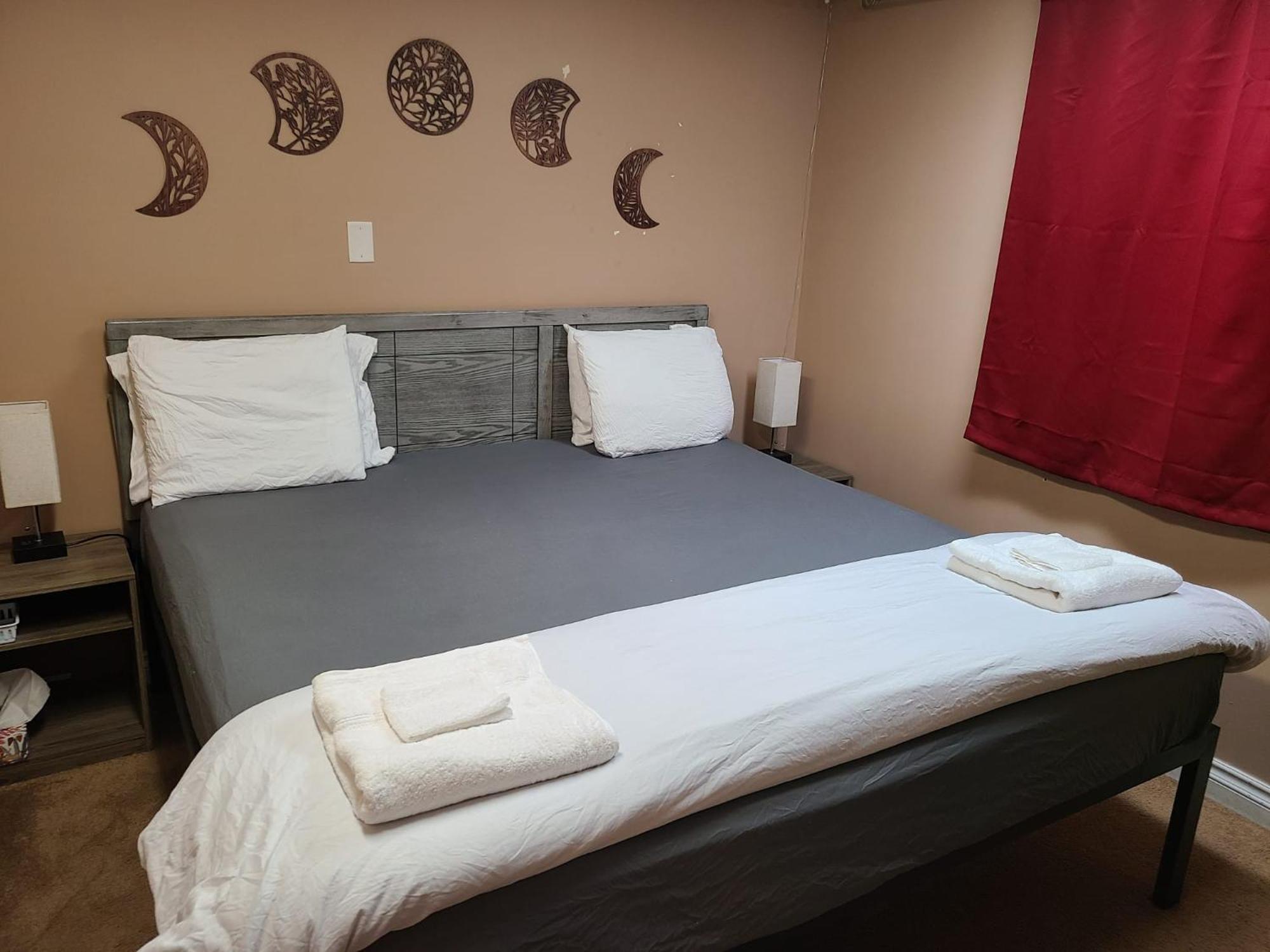 Cozy Home With Comfortable Beds And Fully Equipped Kitchen 15 Mins Drive From Airport, Downtown, Sait And U Of C And 80 Min Drive To Banff YYC Exterior foto